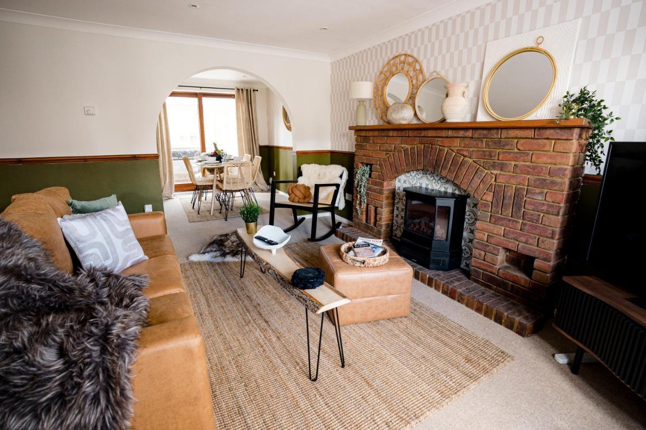 4-Bed Cotswold Getaway With Hot Tub & Gaming Room Churchdown Exterior foto