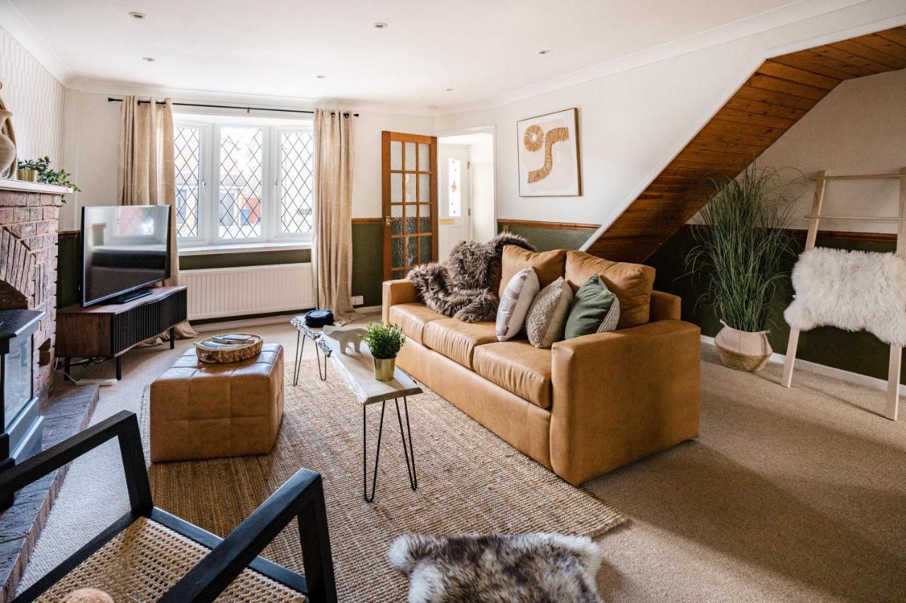 4-Bed Cotswold Getaway With Hot Tub & Gaming Room Churchdown Exterior foto
